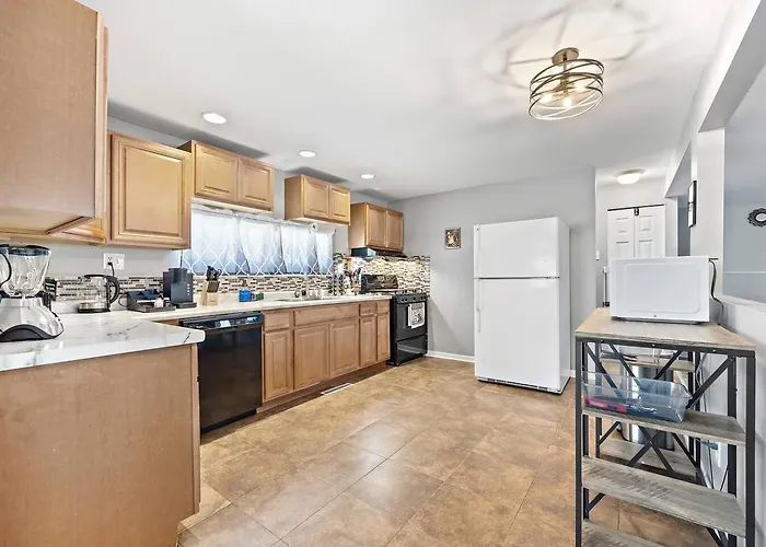 House 3br 1.5 Bath/sleeps8/ Gamerm/dogfrdly/bbq * Montgomery